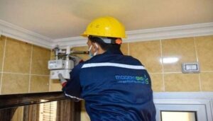 موظف يفحص عداد الغاز الطبيعي المنزلي في مصر بعد رفع الأسعار