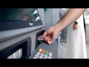 مواطن مصري يسحب معاش تكافل وكرامة من ماكينة الصراف الآلي بالبطاقة الذهبية