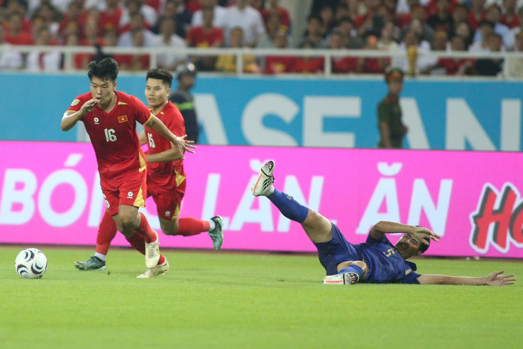 منتخب فيتنام يعيد مباراة تايلاند: المدرب كيم سانغ سيك يعدل الدفاع